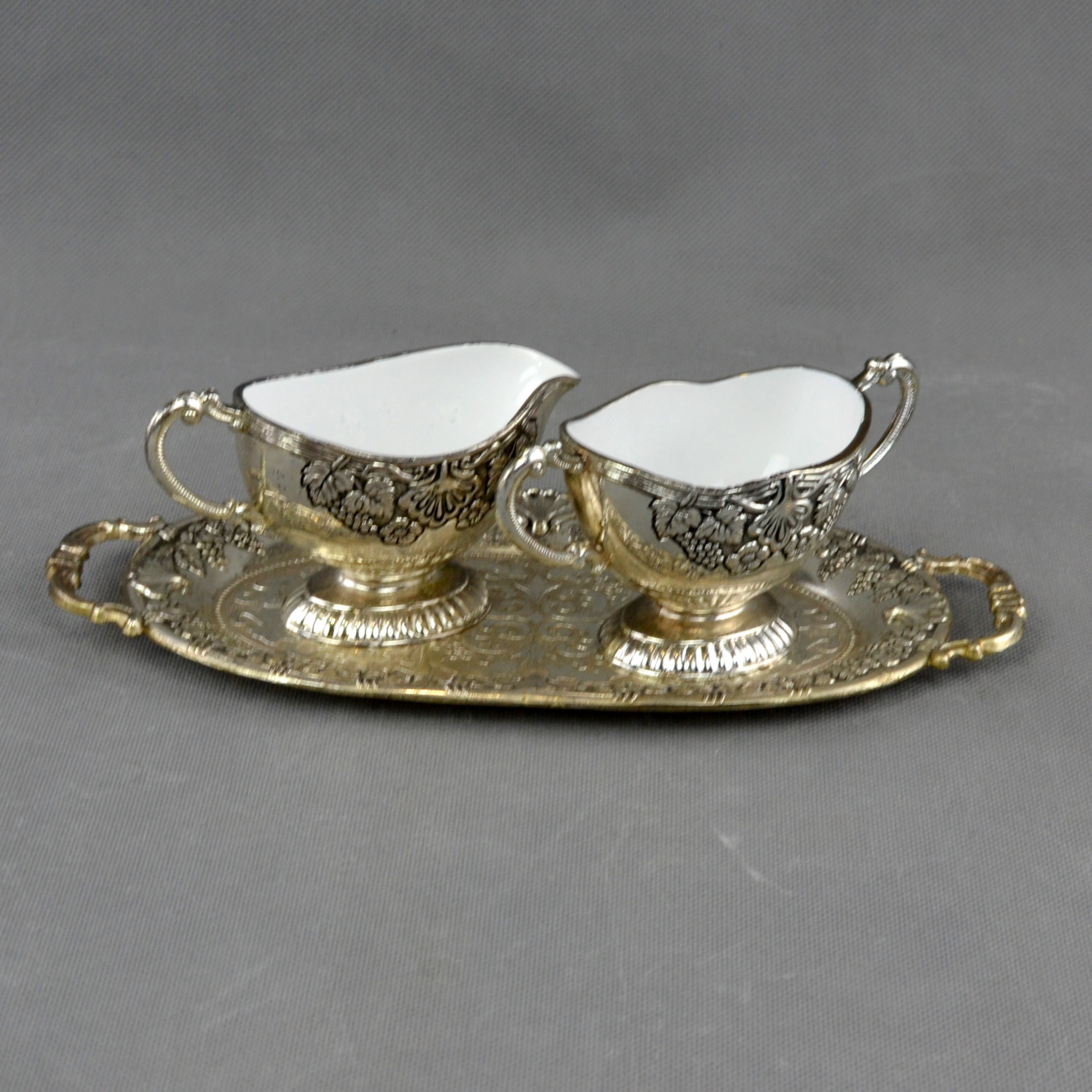 Conjunto de Leiteira, açucareiro e Bandeja em Metal prateado e esmalte AC1101 (1)