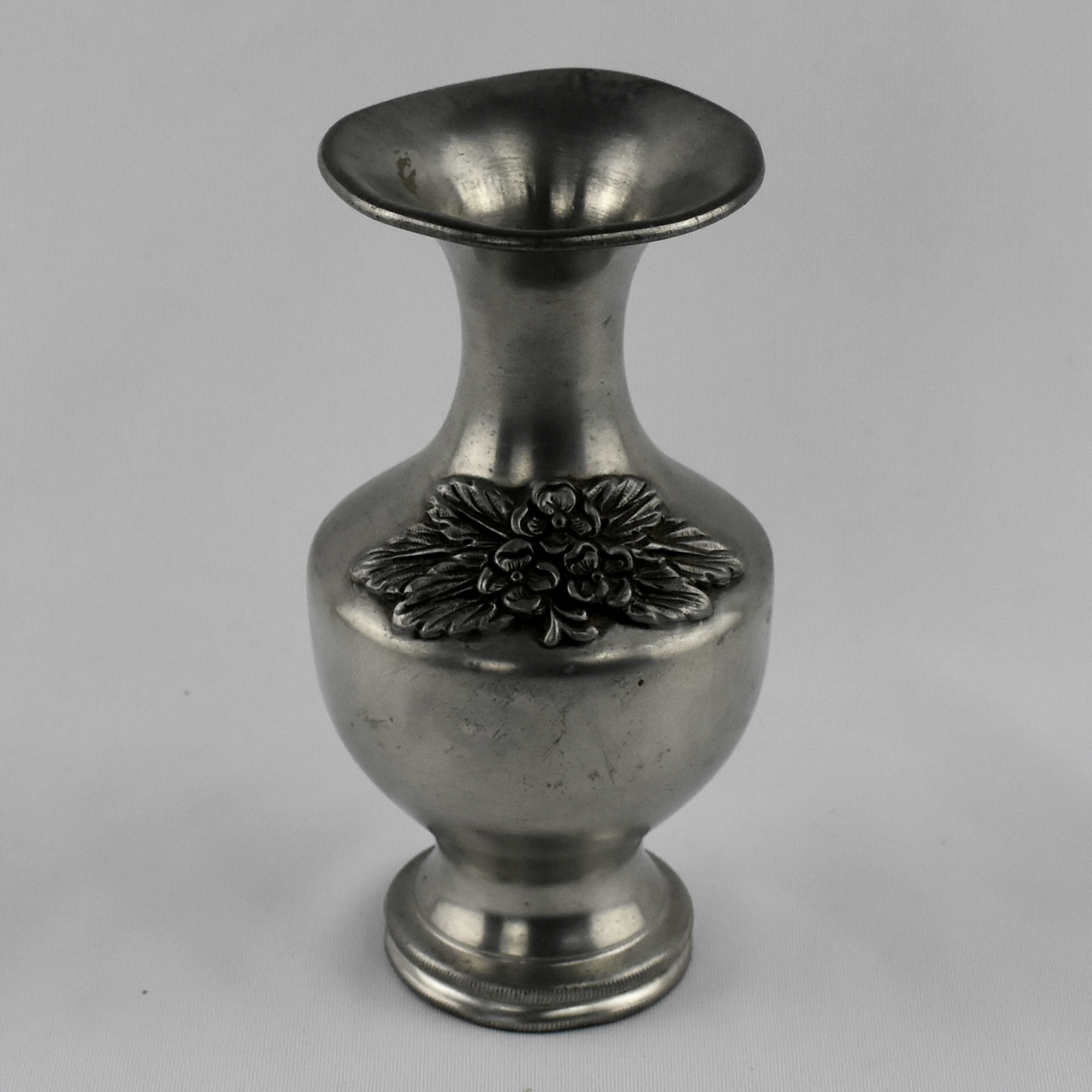 Jarra estanho puro, decorada com flores em relevo AC1124 (1)