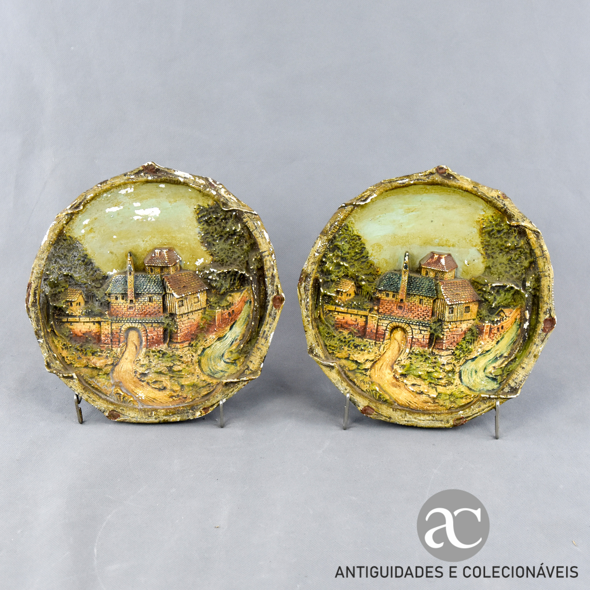 Par de Pratos decorativos em alto relevo, pintados à mão, Majólica AC0242