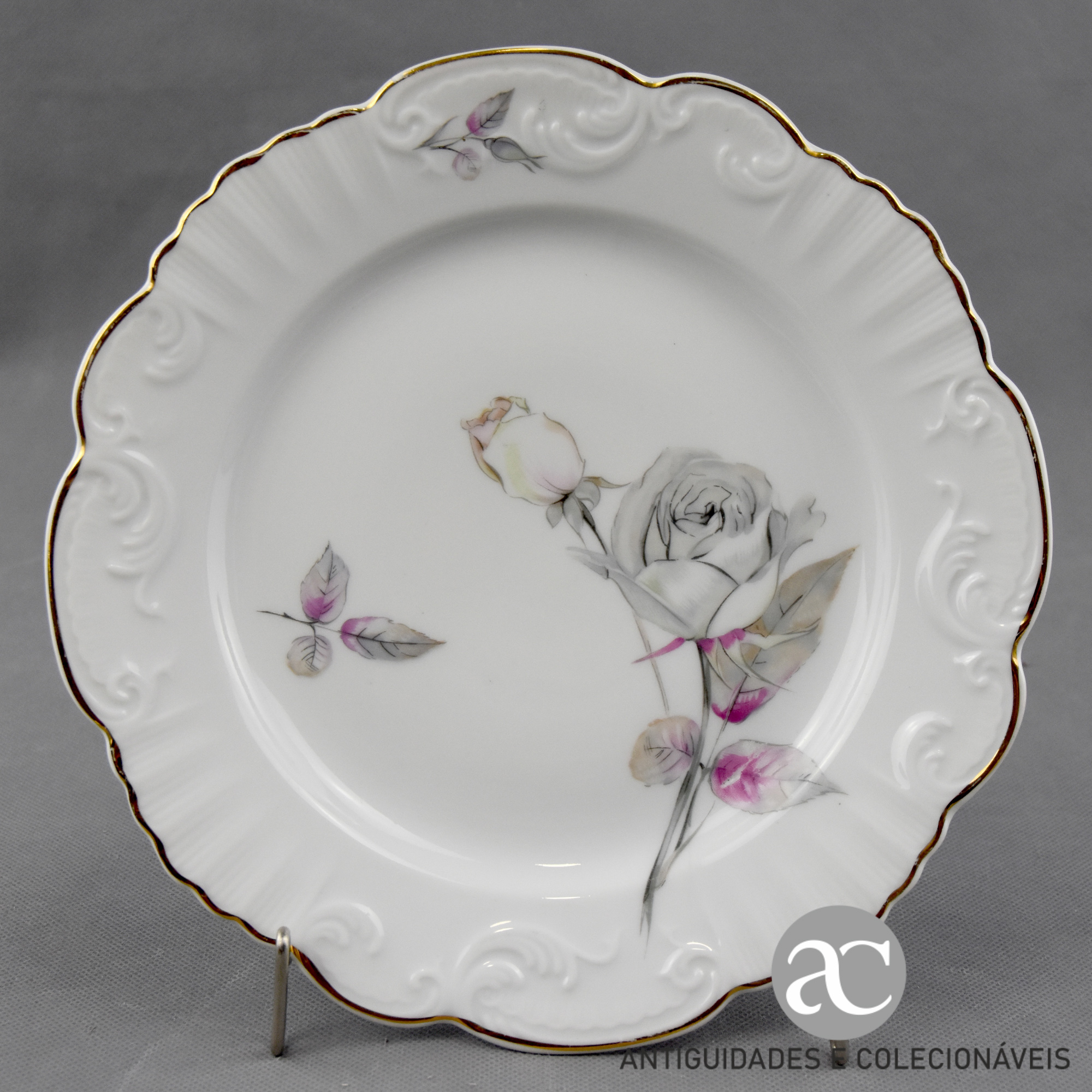 Prato porcelana Vista Alegre com bordo em relevo e decorado com flores AC0309