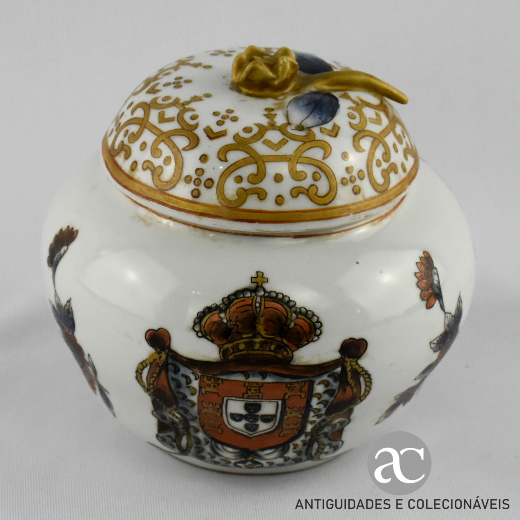 Caixa com tampa, porcelana da China, Brasão Monarquia, anos 50-60 AC0503