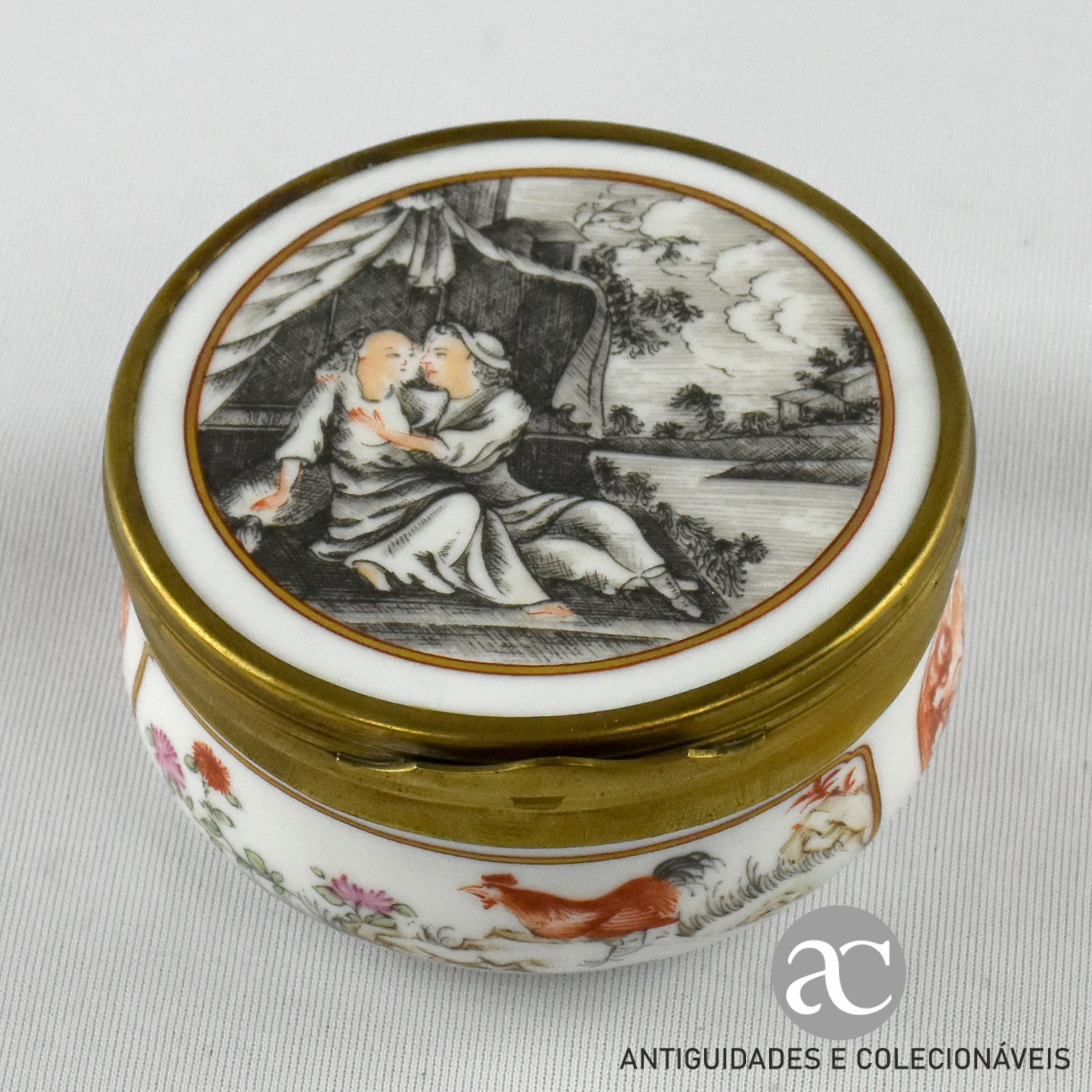 Caixa de tabaco redonda em porcelana e metal dourado AC1440