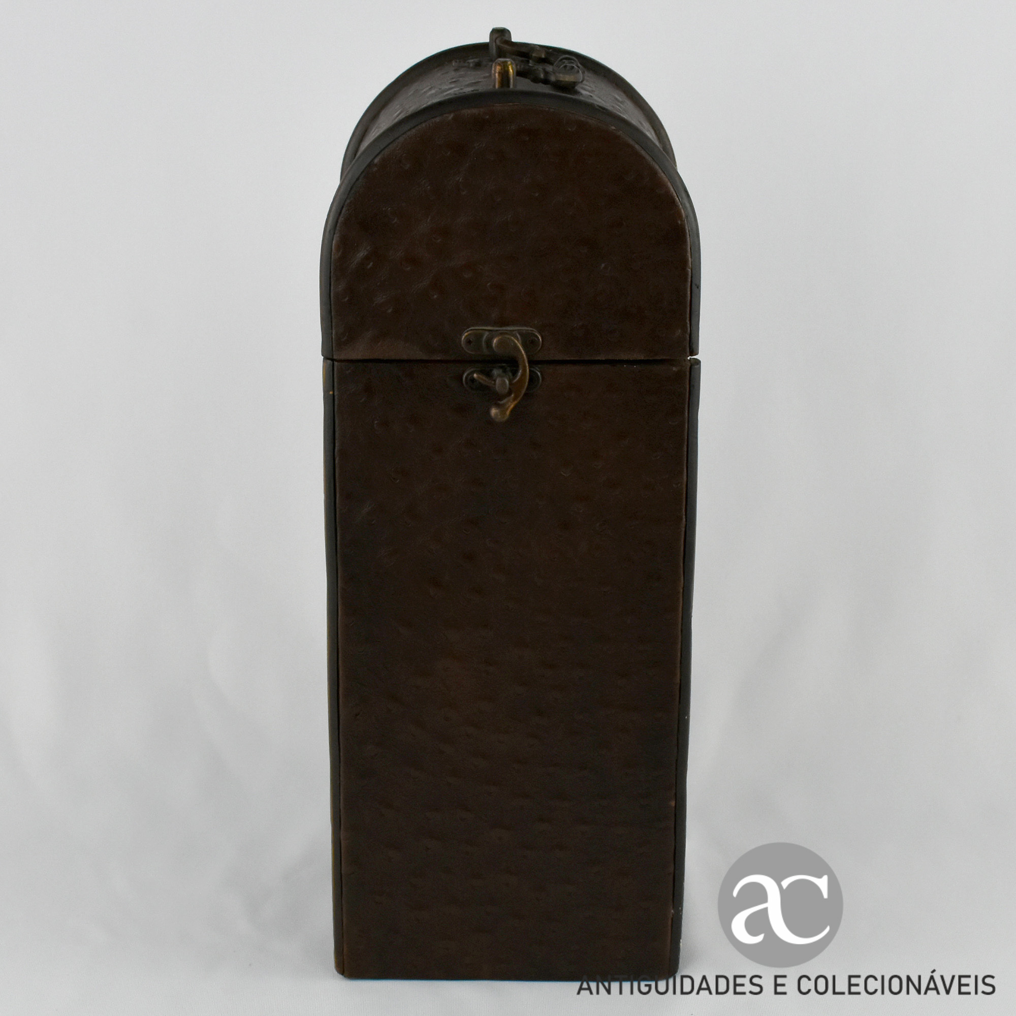 Caixa para garrafa, em couro, metal e madeira, séc. XIX AC0631