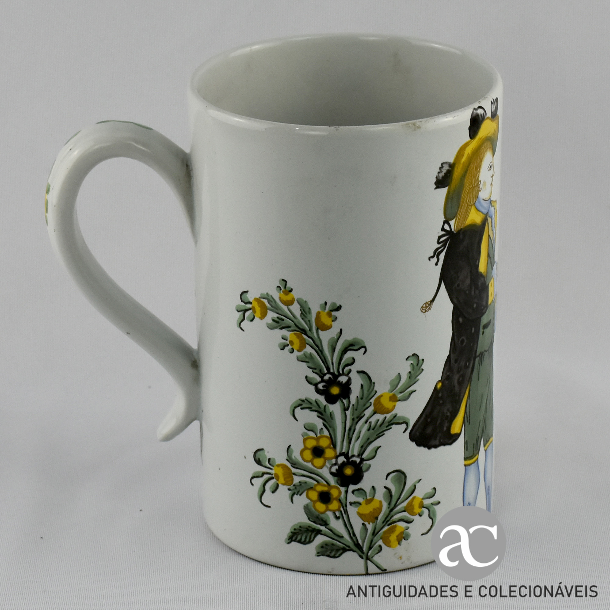 Caneca em Porcelana, pintada à mão Instituto Português de Museus AC0655