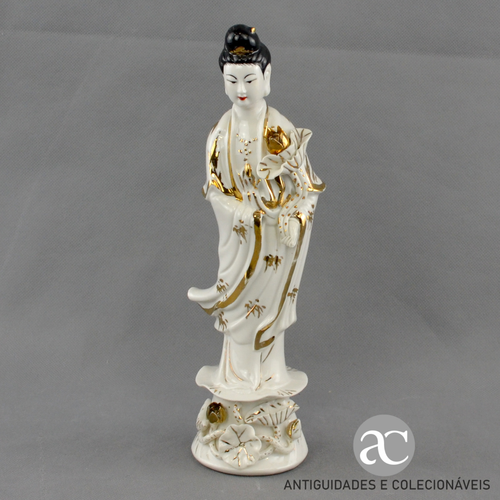 Deusa - Guanyin em Porcelana da China com flor de lótus AC0520
