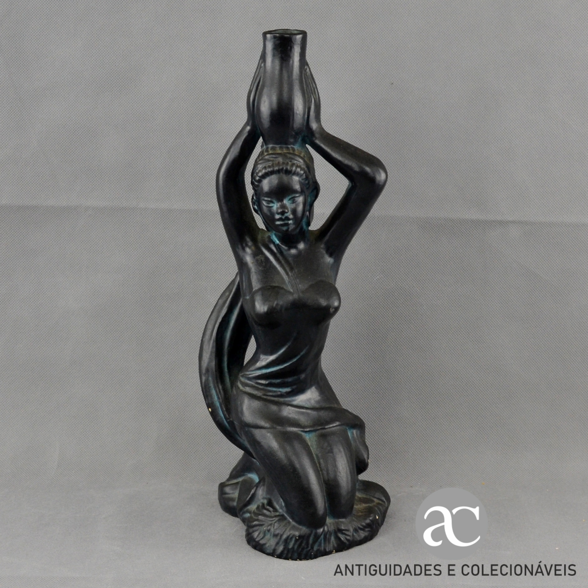Escultura de mulher com cântaro à cabeça em barro Vintage AC0636