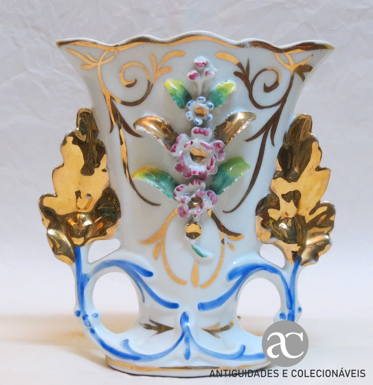 Jarra em porcelana da Limoges com flores moldadas e folhas douradas AC0482
