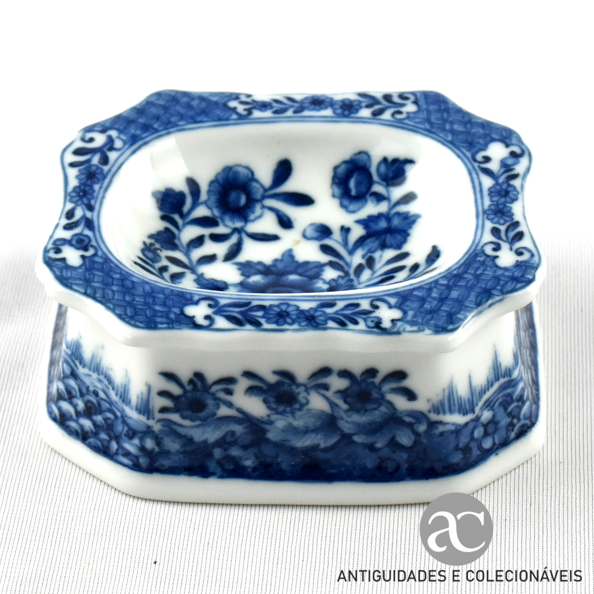 Saleiro bordo recortado porcelana decoração flores a azul AC1463