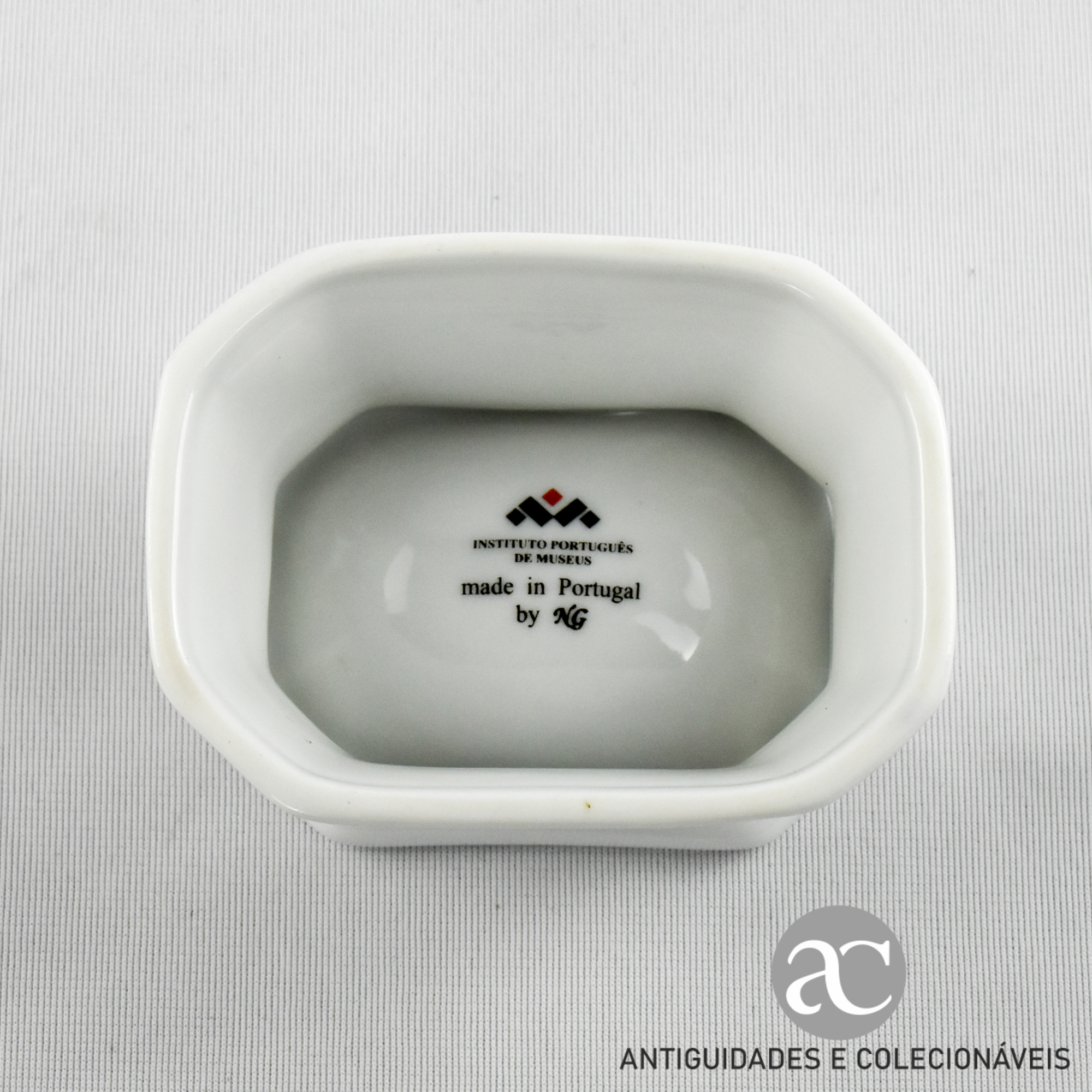 Saleiro em porcelana ricamente decorado com flores AC1515-4