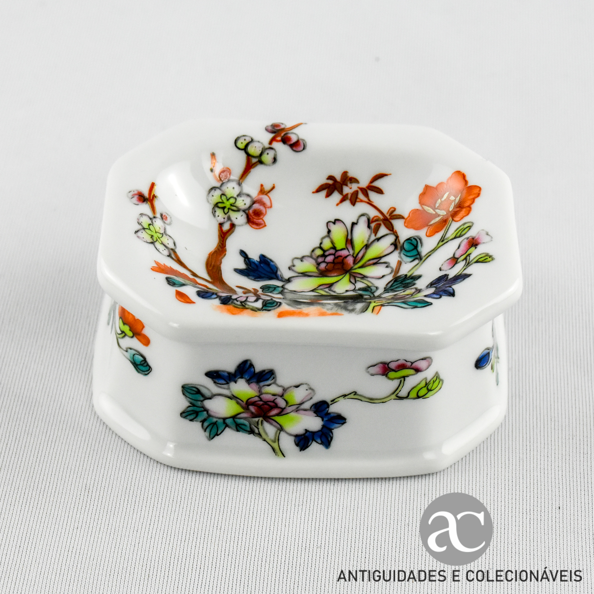 Saleiro em porcelana ricamente decorado com flores AC1515