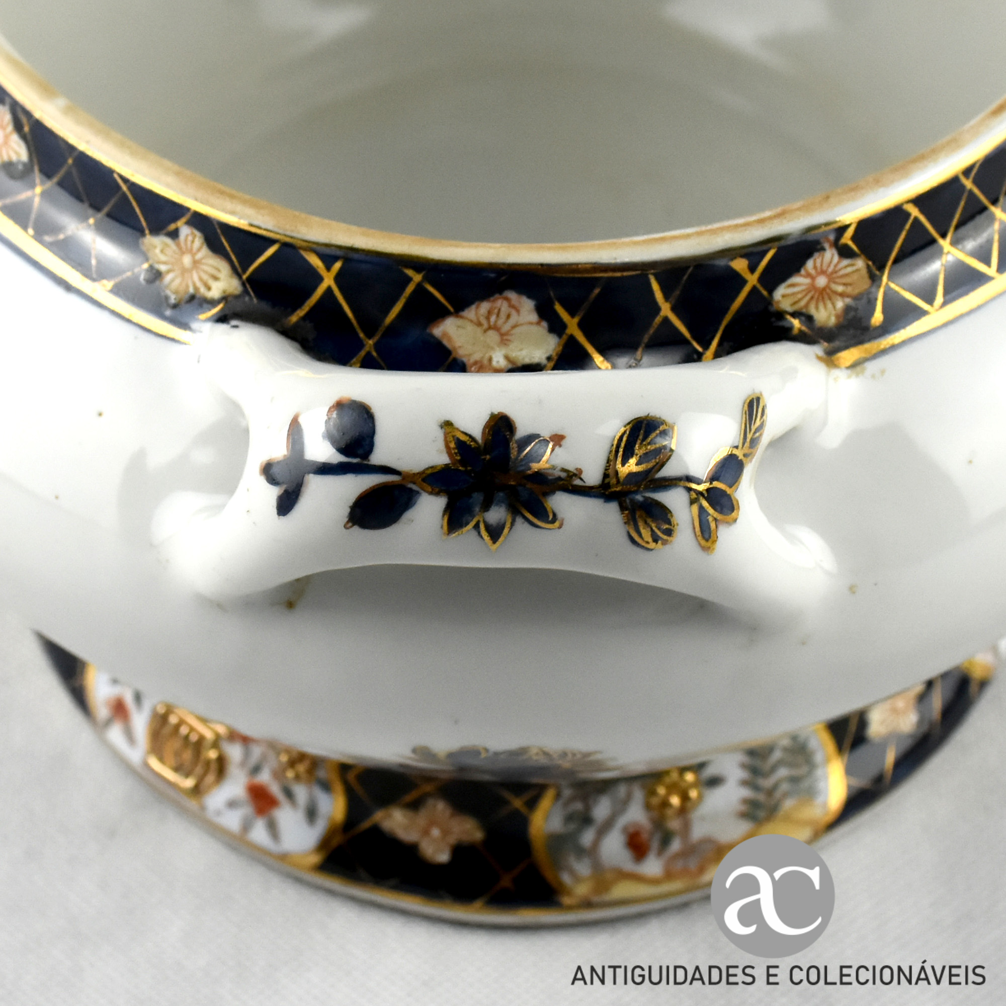 Terrina com tampa e travessa porcelana da China com brasão, anos 70 AC0690-12