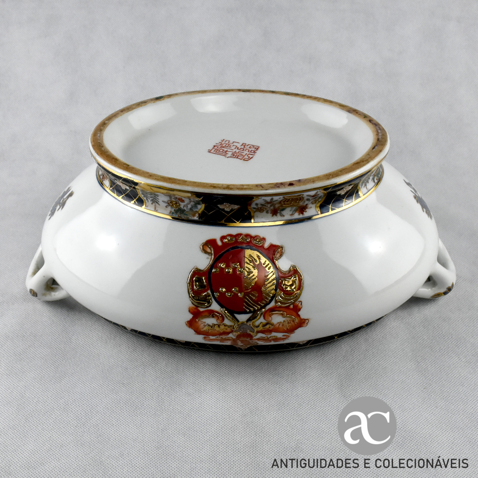 Terrina com tampa e travessa porcelana da China com brasão, anos 70 AC0690-13