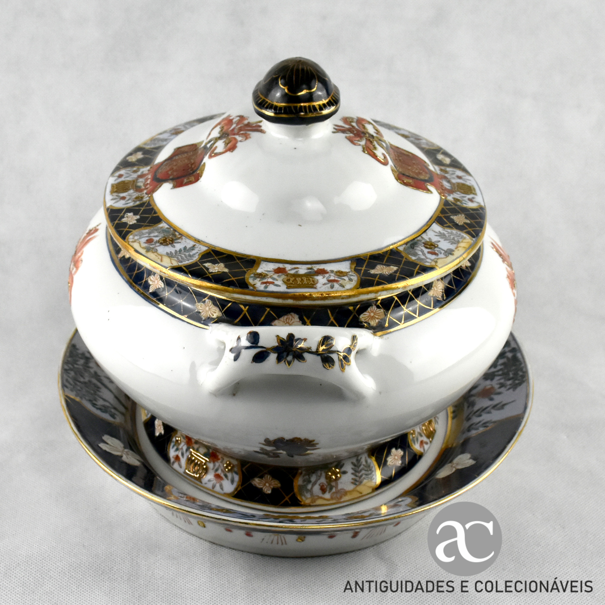 Terrina com tampa e travessa porcelana da China com brasão, anos 70 AC0690-2