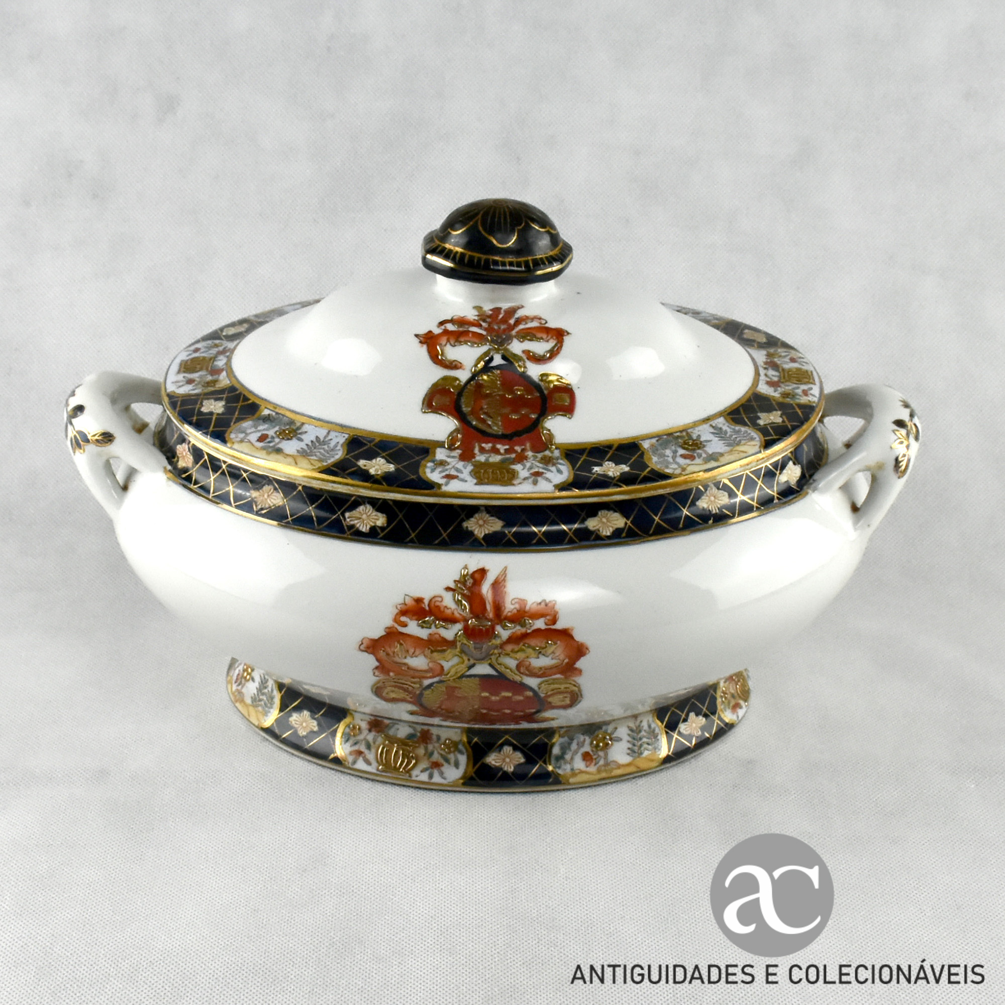 Terrina com tampa e travessa porcelana da China com brasão, anos 70 AC0690-5