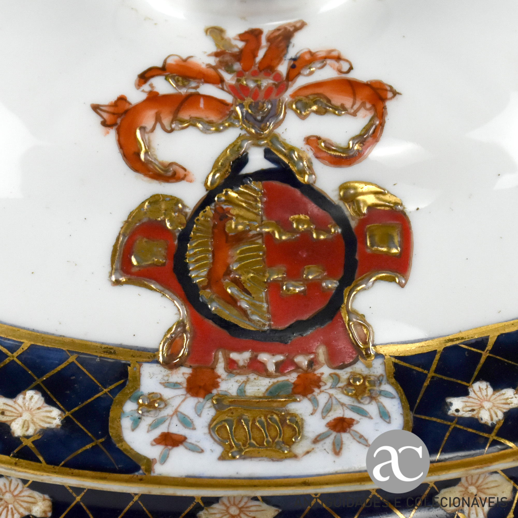 Terrina com tampa e travessa porcelana da China com brasão, anos 70 AC0690-7