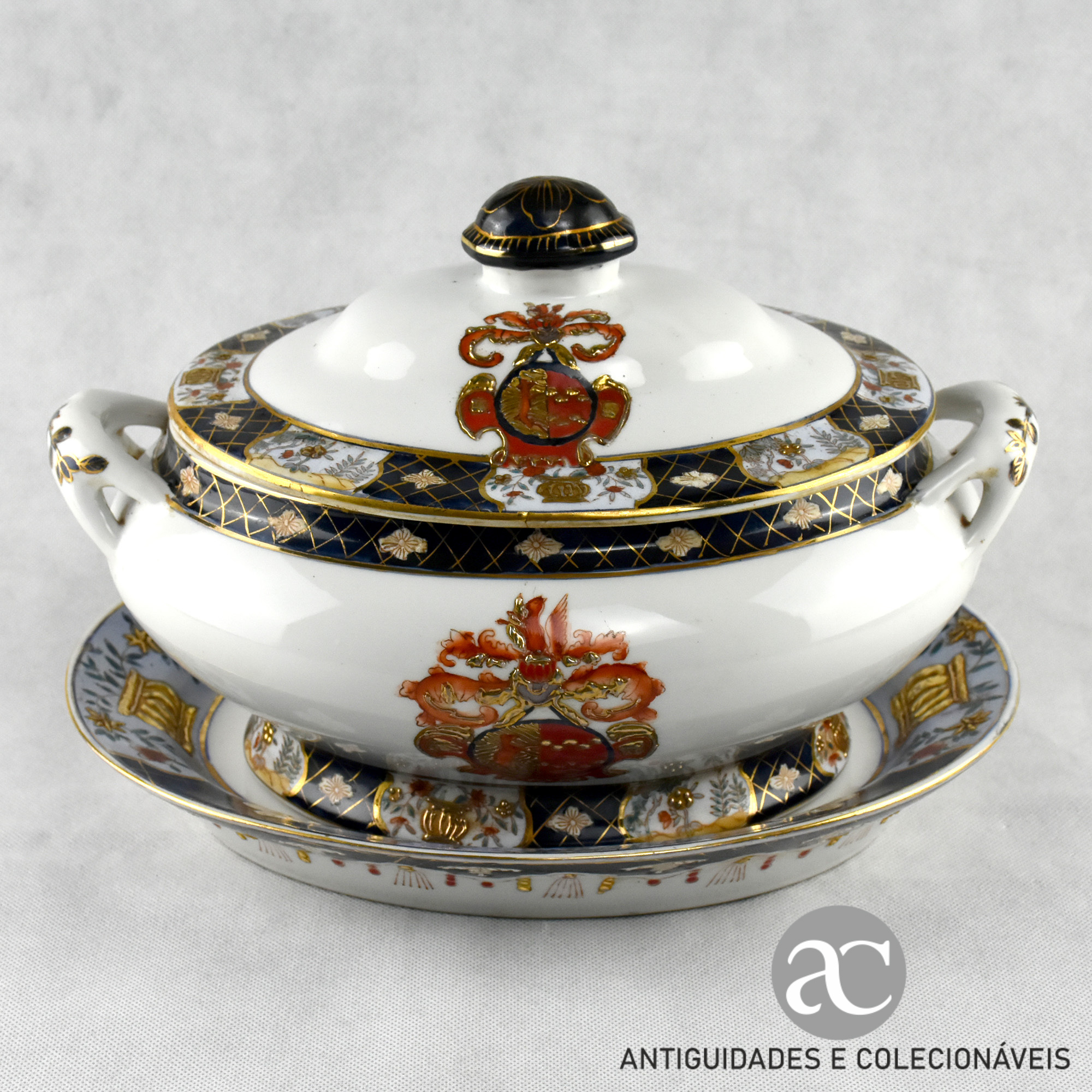 Terrina com tampa e travessa porcelana da China com brasão, anos 70 AC0690