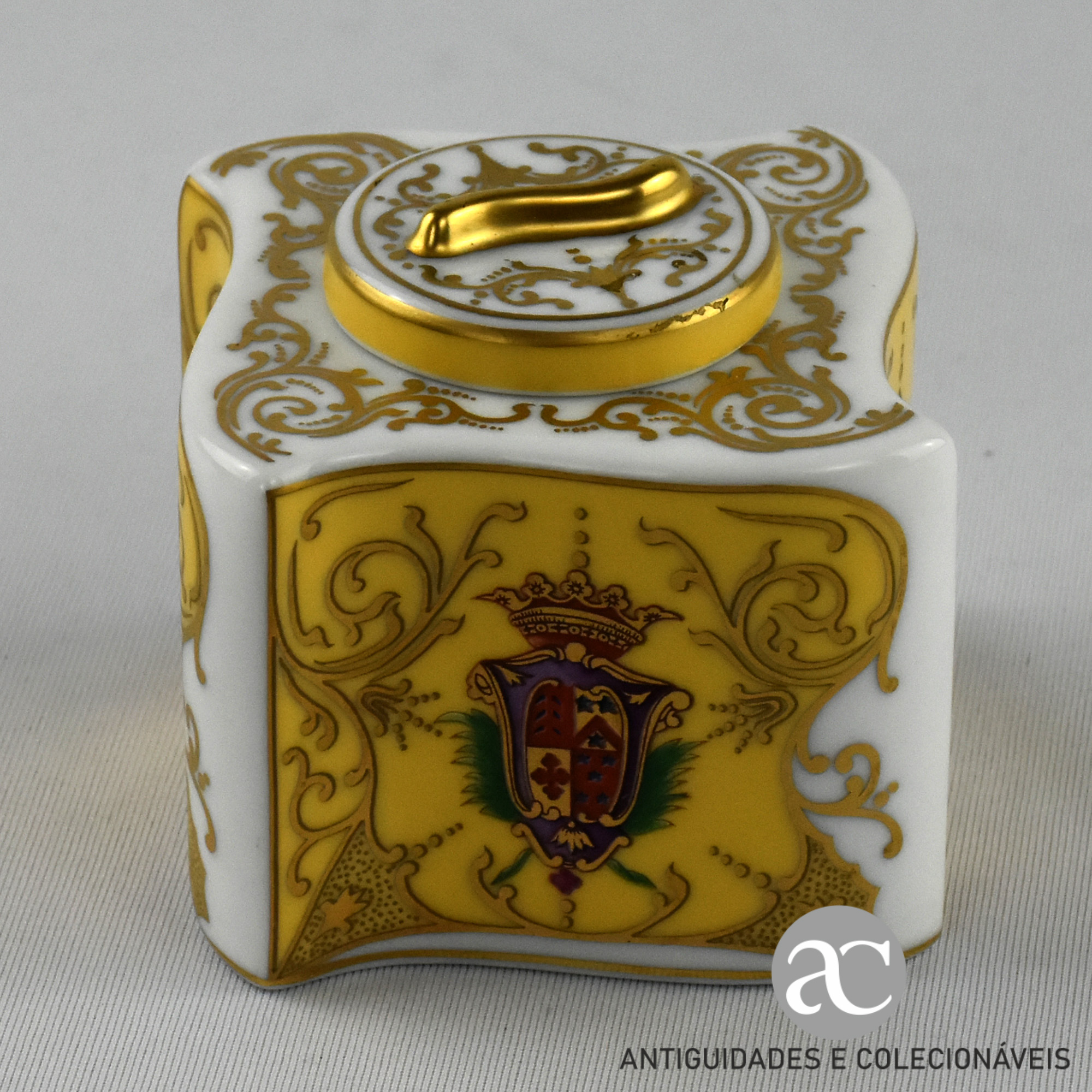 Tinteiro em porcelana com brasão, ricamente decorado com dourados AC1472