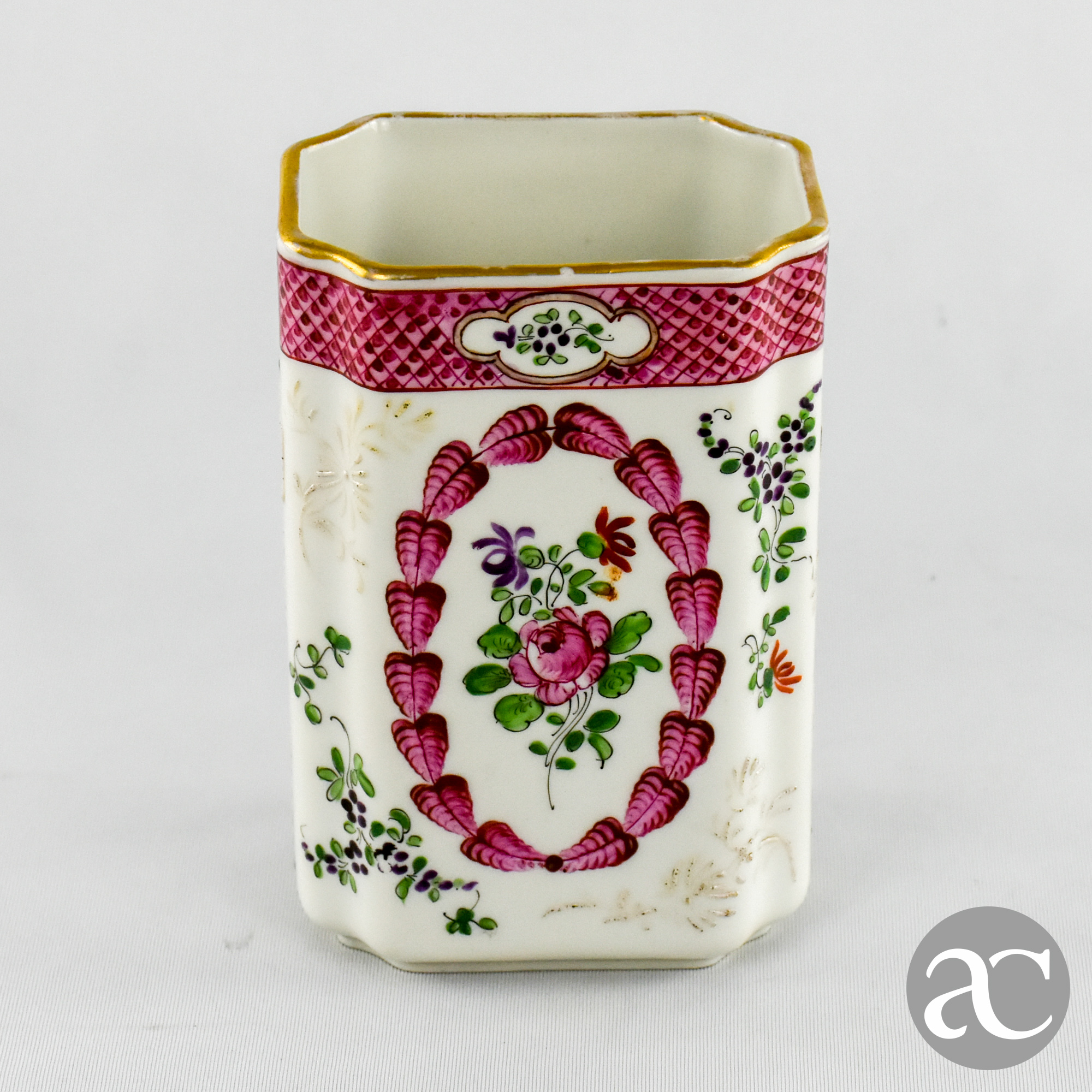 Jarra retangular porcelana Samson com esmaltes em relevo, séc. XIX AC1802