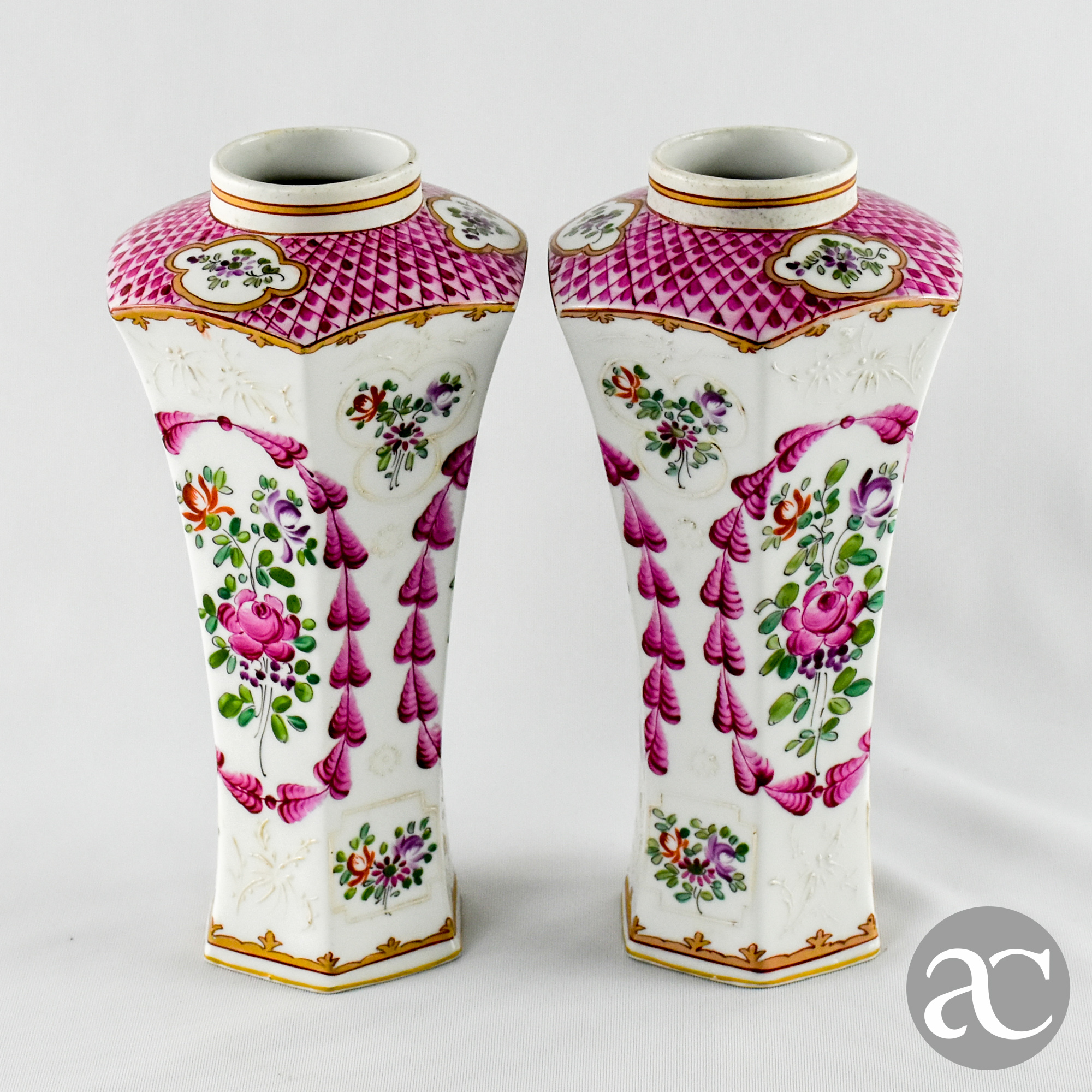 Par de Jarras hexagonal porcelana Samson com esmaltes em relevo, séc. XIX AC1803