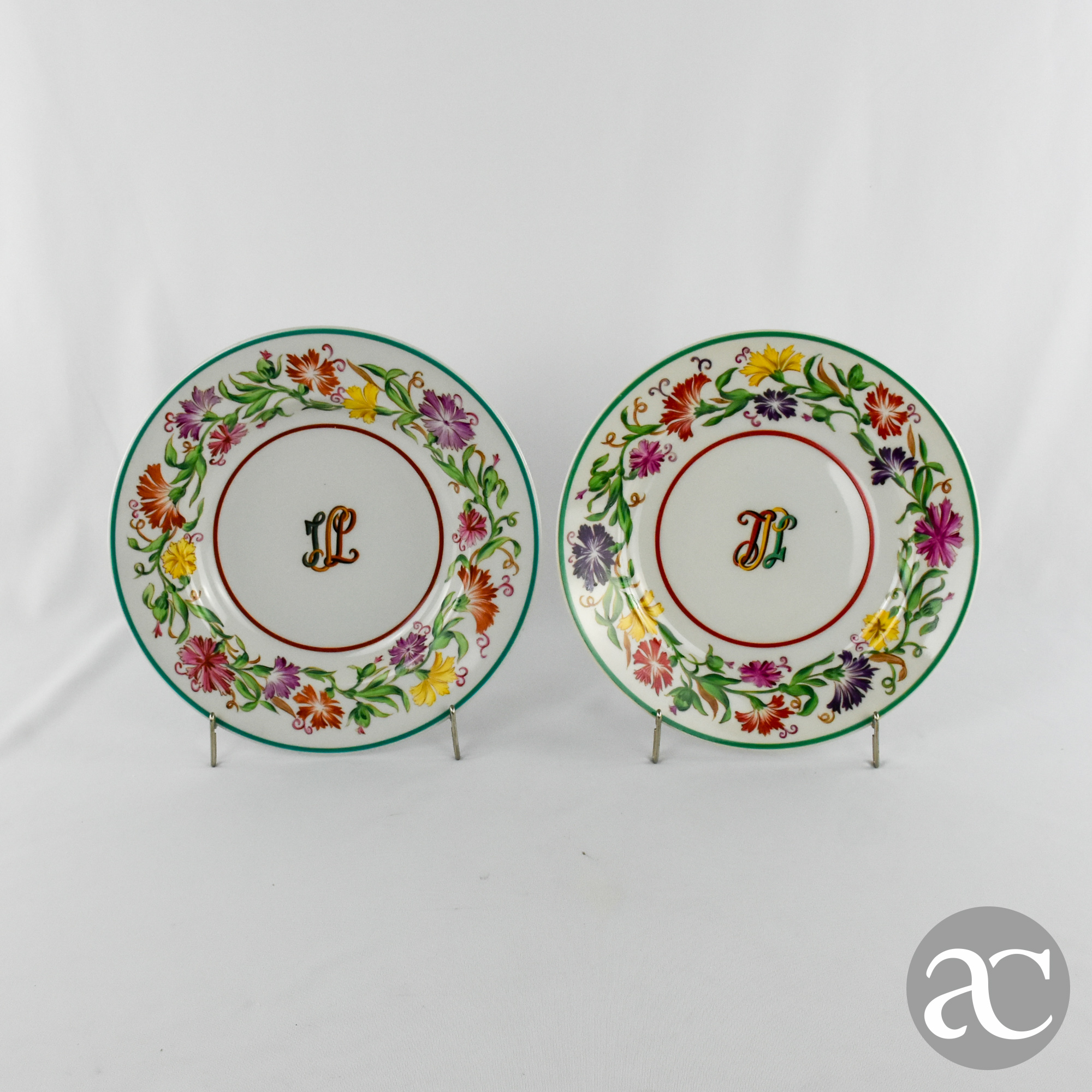 Par de pratos como monograma porcelana Artibus AC1769