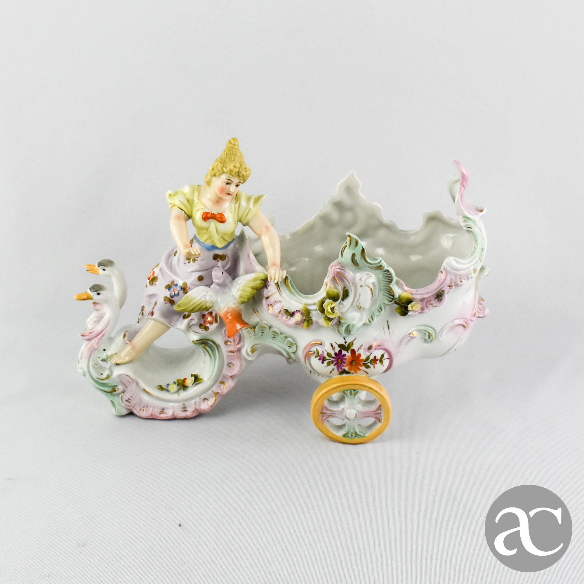 Floreira em Porcelana Europeia em forma de coche e pajem AC1819