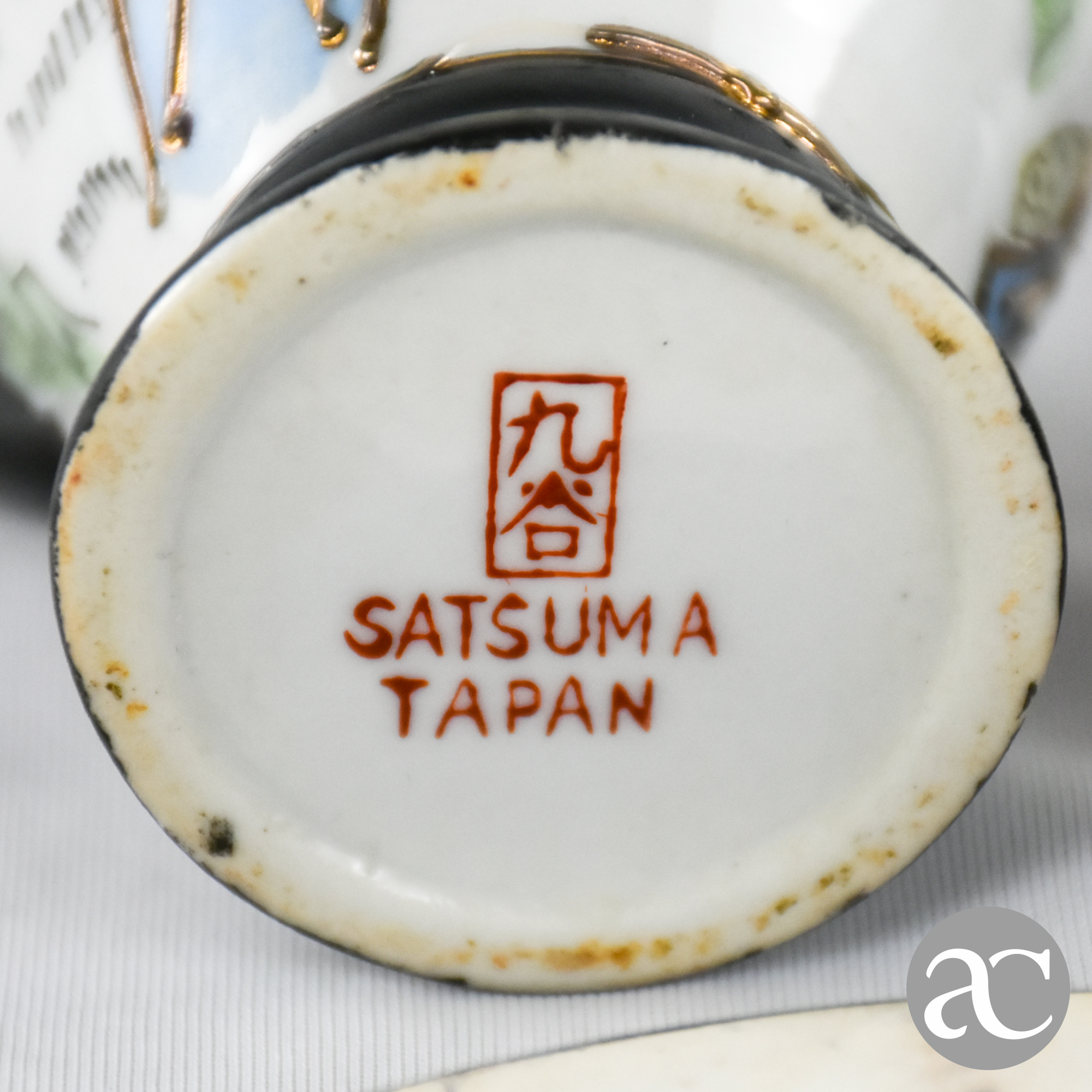 Conjunto de 2 jarras e prato porcelana Japonesa Satsuma AC1851-10
