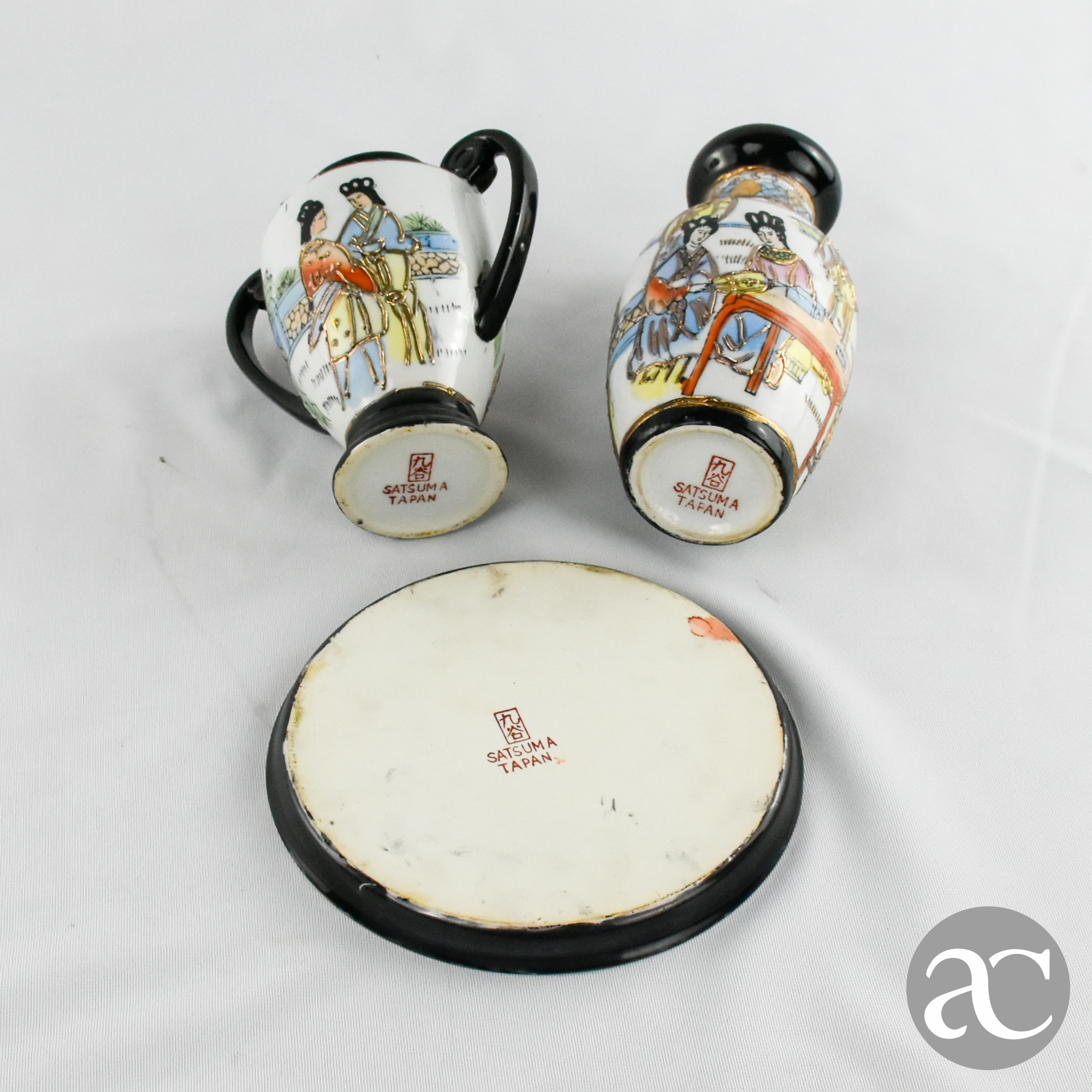 Conjunto de 2 jarras e prato porcelana Japonesa Satsuma AC1851-9