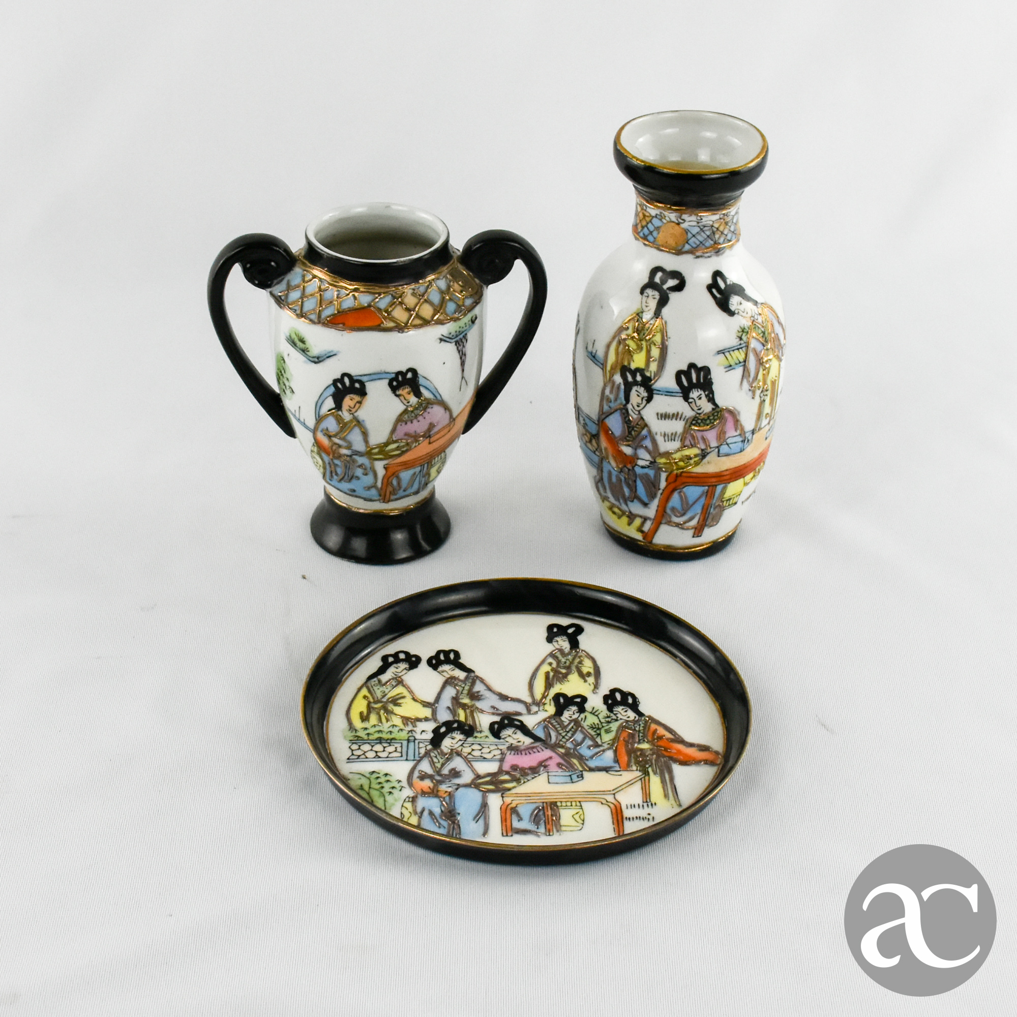Conjunto de 2 jarras e prato porcelana Japonesa Satsuma AC1851