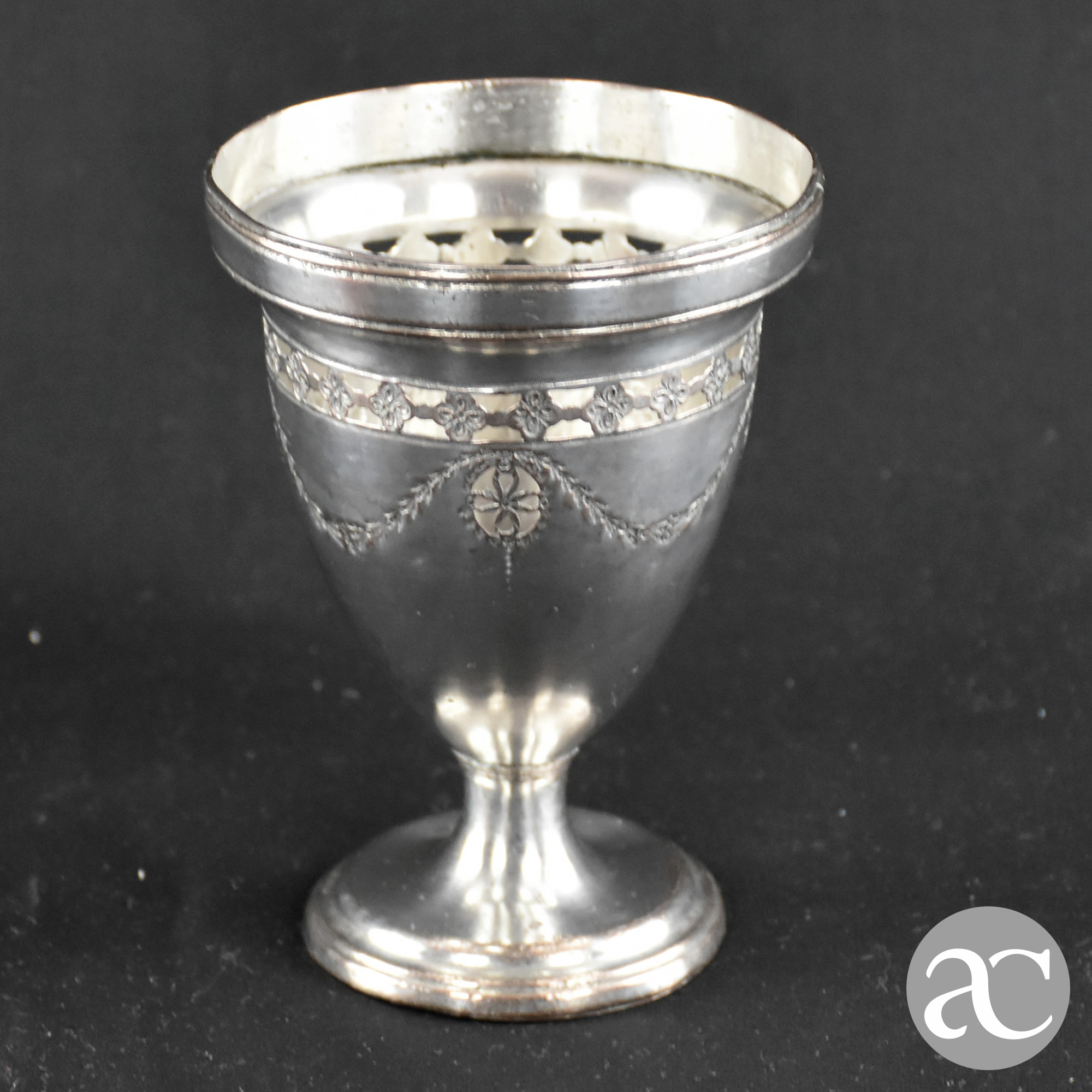 Taça em Casquinha vazado com grinaldas AC1103